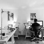 Der ideale Arbeitsplatz im Büro zeichnet sich nicht nur durch bequemes Sitzen, sondern auch die Möglichkeit aus, im Stehen zu arbeiten. Zu diesem Zweck sind verschiedene Tische höhenverstellbar. Bildquelle: © toocapic Pixabay.com – (CC0 1.0)