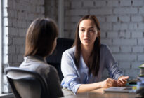 Zwei Frauen im Consultinggespräch