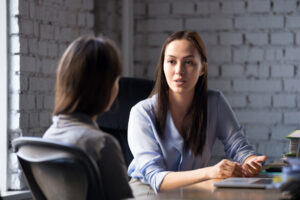 Zwei Frauen im Consultinggespräch