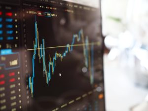 Finanz-Chart auf einem Computerbildschirm