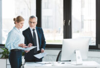 Businessfrau und Businessmann im Gespräch