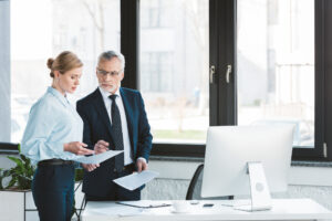 Businessfrau und Businessmann im Gespräch