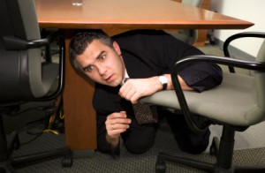 Mann versteckt sich im Büro