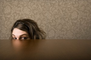 Frau versteckt sich