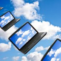 Reihe von Notebooks die durch die Luft fliegen (cloud computing)