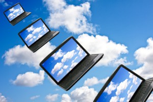 Reihe von Notebooks die durch die Luft fliegen (cloud computing)