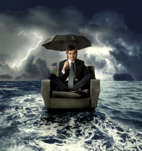 Mann sitzt auf einem Sessel auf dem Meer während eines Sturms