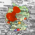 deutschlandkarte auf der eine pinnadel steckt
