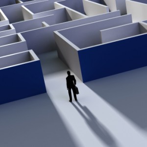 mann steht vor einem labyrinth