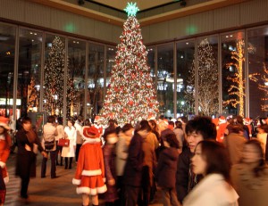 riesiger tannen baum in einerm einkaufszentrum