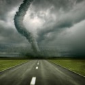 Tornado auf einer Landstraße mit dunklen Wolken