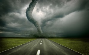 Tornado auf einer Landstraße mit dunklen Wolken