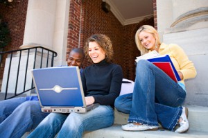 Drei studenten schauen sich sachen auf dem notebook an