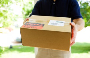 postbote überbringt ein paket