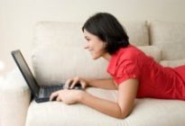 Frau die einen Computer benutzt