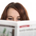 Frau die Zeitung liest
