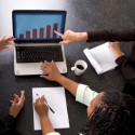 Geschäftsgespräch anhand von Statistiken
