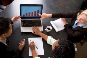 Geschäftsgespräch anhand von Statistiken