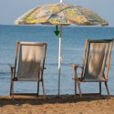 Zwei Holzliegen mit Sonnenschirm am Strand