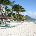 Krabischer Sandstrand mit Palmen