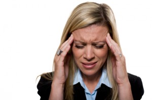 Geschäftsfrau mit massiven Kopfschmerzen