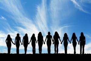 Schattenbild von zehn jungen Frauen, Hand in Hand gehend.
