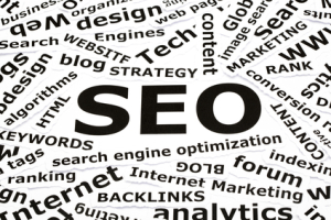 SEO-Konzept mit anderen verwandten Wörtern gedruckt auf Papier