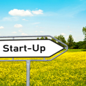 Schild mit "Start-Up" Schriftzug