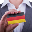 Geschäftsmann ziegt eine Karte mit einer Deutschland Flagge