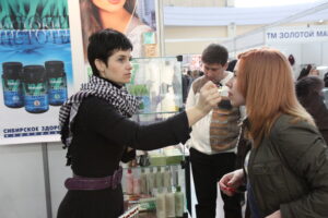 Modeausstellung mit Besuchern