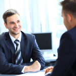 Positives und konstruktives Feedback sind für die Motivation der Mitarbeiter entscheidend. Bildquelle: EDHAR 155433188/Shutterstock.com