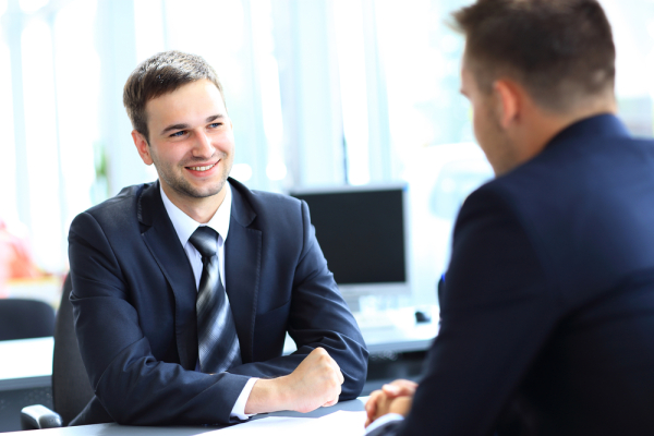 Regelmäßige Feedbackgespräche sollten zum Standardführungsrepertoire gehören: Bildquelle: EDHAR 155433188/Shutterstock.com