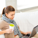 Frau surft Zuhause am Laptop