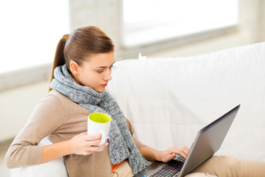 Frau surft Zuhause am Laptop