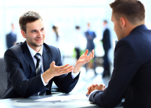 Geschäftsmeeting zwischen zwei Personen