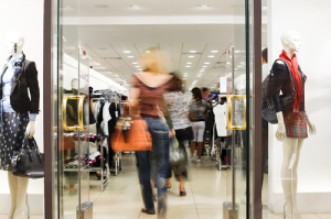 Personen in einem Shopping Center