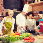 Beim gemeinsamen Kochen gilt es ebenfalls, die einzelnen Arbeitsabläufe zuzuteilen und zu koordinieren. Bildquelle: fotolia.com © Syda Productions