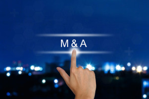hand drückt M&A oder Merger und Acquisition knopf auf einem Touch screen
