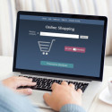 Person shoppt Online