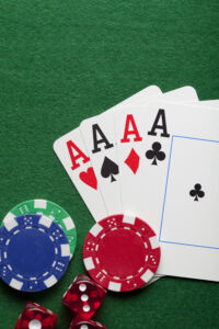 Spielkarten mit Pokerchips