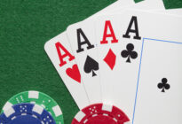 Spielkarten mit Pokerchips
