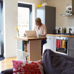 Home Office hat immense Vorteile – funktioniert aber nur mit Selbstdisziplin und wenn ein eigener Raum als Arbeitsplatz zur Verfügung steht. Der Laptop auf der Küchenzeile ist also eine Sackgasse. Bildquelle: fotolia.com © Monkey Business