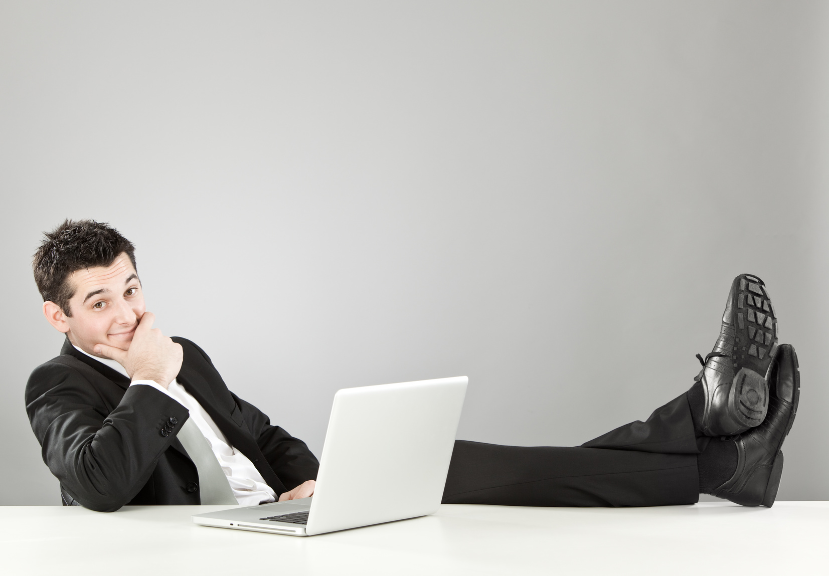 So wie dank Digitalisierung heute in den meisten Firmen nichts ohne PC mehr funktioniert, muss sich auch die Arbeit an sich der Zukunft anpassen: Und die erfordert, dass immer bessere Leistung erbracht werden muss, ohne dass Mitarbeiter leiden. Bildquelle: fotolia.com © ZoneCreative