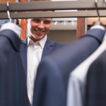 Um Selbstdisziplin im Home-Office zu wahren, kann es helfen, auch dort Business-Kleidung zu tragen und erst über Wochen allmählich zu Legerem überzugehen. Bildquelle: fotolia.com © LuckyImages