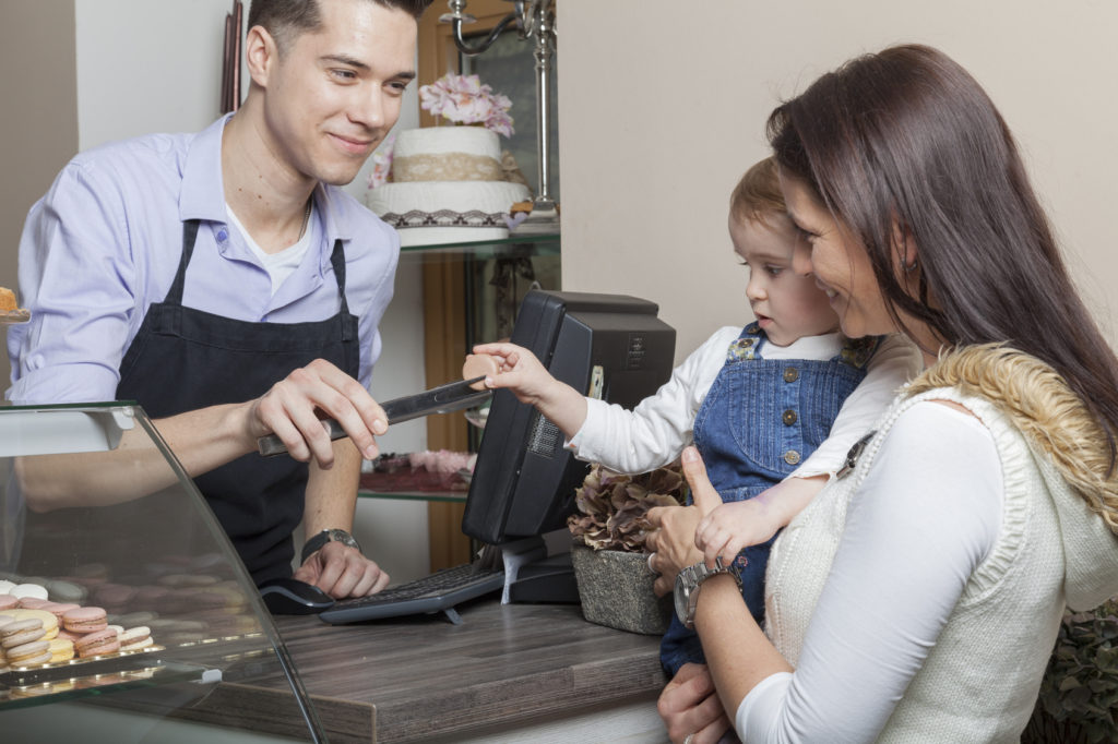  Kleine Geschenke erhalten die Freundschaft – ein Dankeschön nach dem Einkauf kommt sowohl bei großen als auch kleinen Kunden gut an. Bildquelle: Fotolia