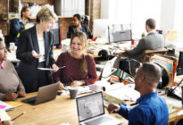 Business Team diskutiert im Büro