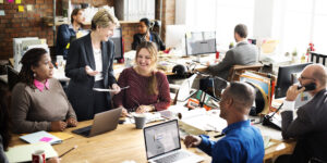 Business Team diskutiert im Büro