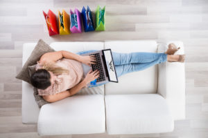 Frau shoppt mit Laptop online