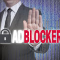 Adblocker mit Matrix wird vom Geschäftsmann angezeigt