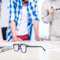 Werbeagenturteam in der kreativen Sitzung